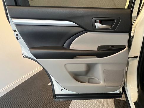 Used 2019 Toyota Highlander XLE image 9