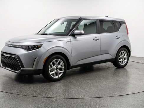 Used 2025 Kia Soul LX w/ LX Technology Package FWD image 3