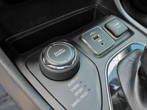 Used 2019 Jeep Cherokee Limited AWD/4WD image 29