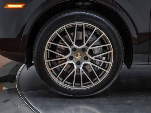 Used 2023 Porsche Cayenne Platinum Edition image 10