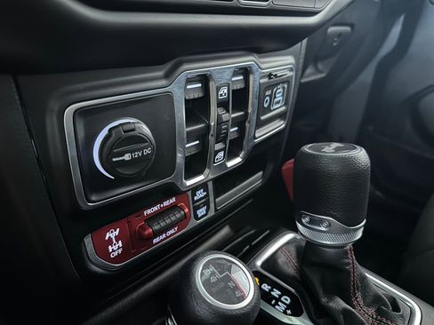 Certified 2023 Jeep Wrangler Unlimited Rubicon w/ Cold Weather Group AWD/4WD image 27