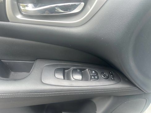 Used 2018 Nissan Pathfinder S AWD/4WD image 23