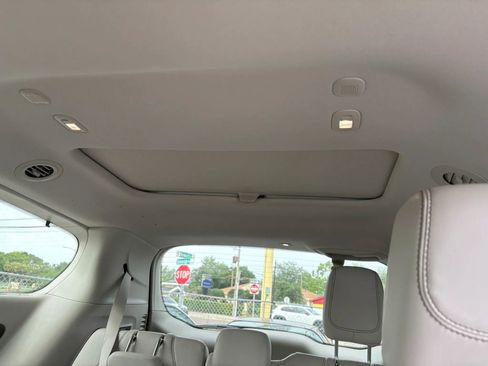 Used 2018 Chrysler Pacifica Limited w/ Advanced Safetytec Group FWD image 15