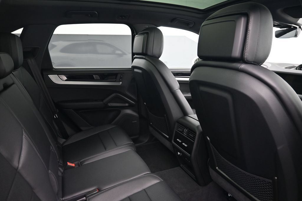 Certified 2026 Porsche Cayenne AWD/4WD image 7