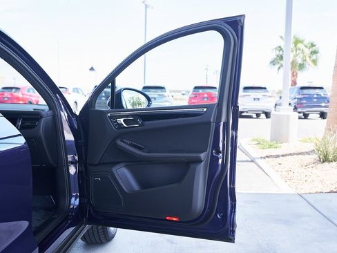 Used 2024 Porsche Macan image 11