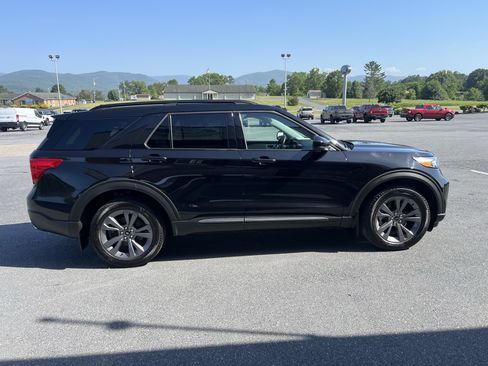 Used 2023 Ford Explorer XLT w/ Equipment Group 202A AWD/4WD image 5