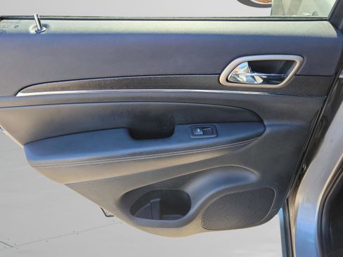 Used 2015 Jeep Grand Cherokee Limited w/ Luxury Group II image 31