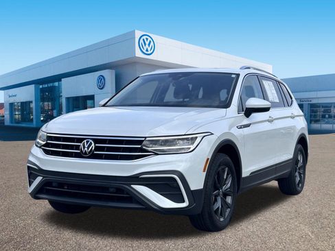 Certified 2023 Volkswagen Tiguan SE w/ Panoramic Sunroof Package image 3