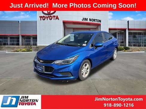 Used 2017 Chevrolet Cruze LT w/ Convenience Package FWD image 2