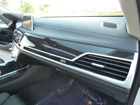 Used 2022 BMW 745e xDrive image 33