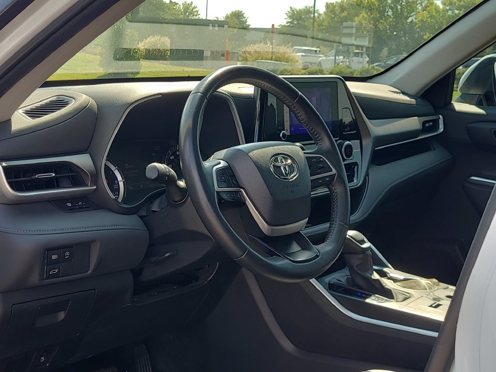 Used 2024 Toyota Highlander XLE FWD image 10
