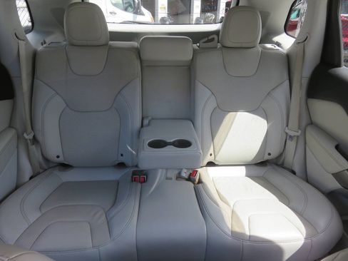 Used 2019 Jeep Cherokee Limited AWD/4WD image 24