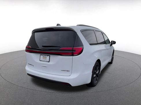 Used 2025 Chrysler Pacifica Limited image 13
