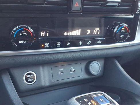 Certified 2022 Nissan Rogue SV image 17