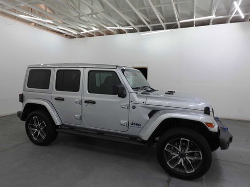 Used 2024 Jeep Wrangler Unlimited w/ Convenience Group AWD/4WD image 4