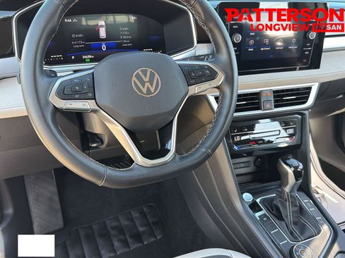Used 2025 Volkswagen Taos SE AWD/4WD image 15