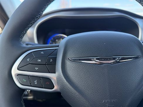 Certified 2025 Chrysler Pacifica Select image 25