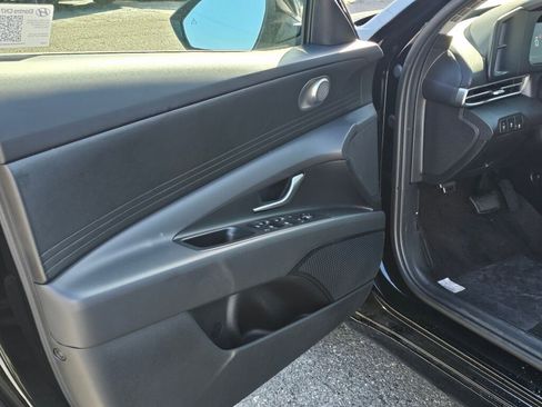 Used 2025 Hyundai Elantra SE image 17