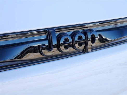 New 2025 Jeep Grand Cherokee Altitude image 9