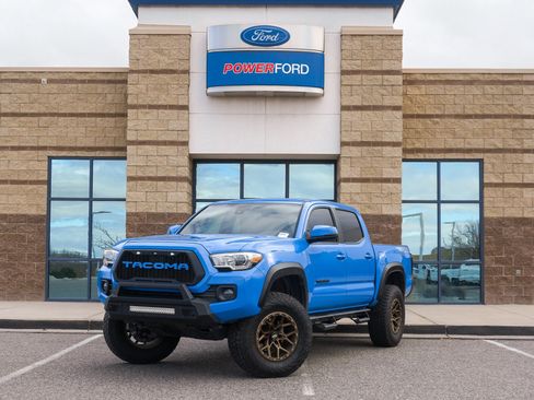 Used 2021 Toyota Tacoma TRD Off-Road image 2