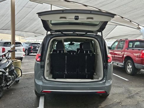 Used 2023 Chrysler Pacifica Touring-L FWD image 5