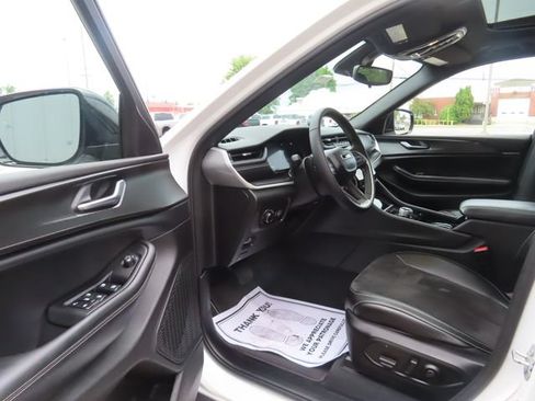 Used 2023 Jeep Grand Cherokee Altitude AWD/4WD image 17