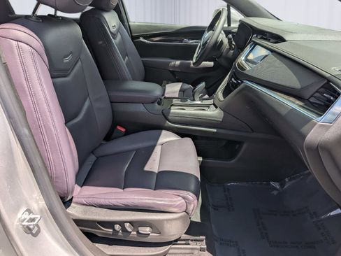 Used 2017 Cadillac XT5 Luxury w/ Driver Awareness Package FWD image 8