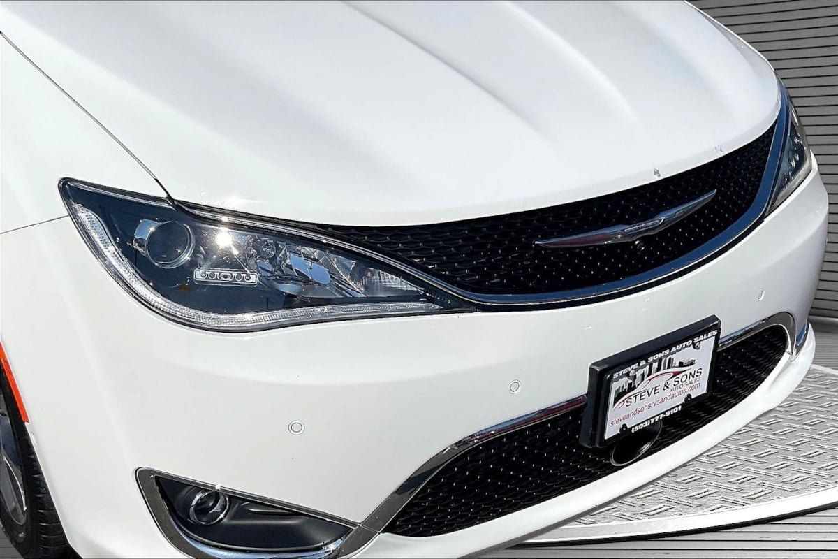 Used 2017 Chrysler Pacifica Limited w/ UConnect Theater Package FWD image 33