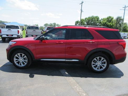 Used 2020 Ford Explorer XLT w/ Equipment Group 202A AWD/4WD image 9