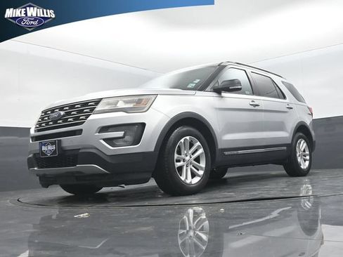 Used 2017 Ford Explorer XLT w/ Equipment Group 202A FWD image 19