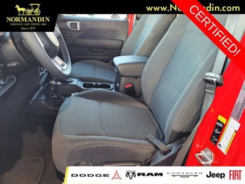 Used 2025 Jeep Wrangler Unlimited Sahara w/ Safety Group AWD/4WD image 16