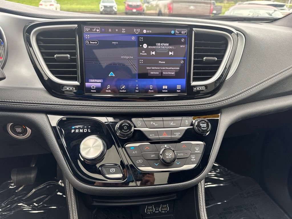 Used 2025 Chrysler Pacifica Limited FWD image 3