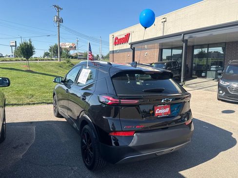 Used 2023 Chevrolet Bolt EUV LT w/ Redline Edition FWD image 2