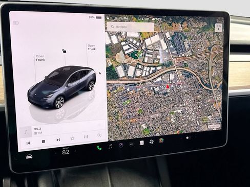 Used 2022 Tesla Model Y Long Range AWD/4WD image 21
