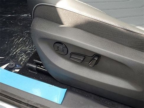 New 2025 Volkswagen Tiguan SE image 17