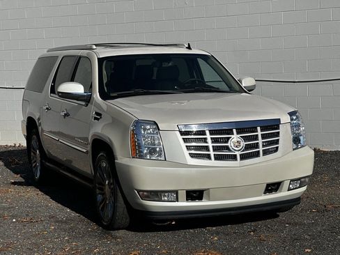Used 2011 Cadillac Escalade ESV Premium image 2