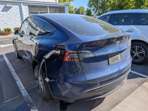 Used 2023 Tesla Model Y Long Range AWD/4WD image 4