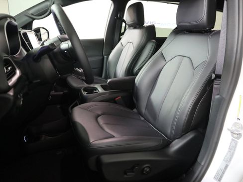 New 2026 Chrysler Pacifica Select image 24