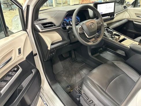 Used 2025 Toyota Sienna Limited image 9