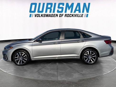 Used 2025 Volkswagen Jetta SE image 3