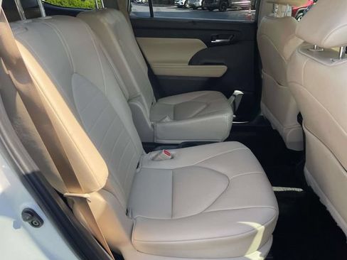 Used 2024 Toyota Highlander XLE AWD/4WD image 24
