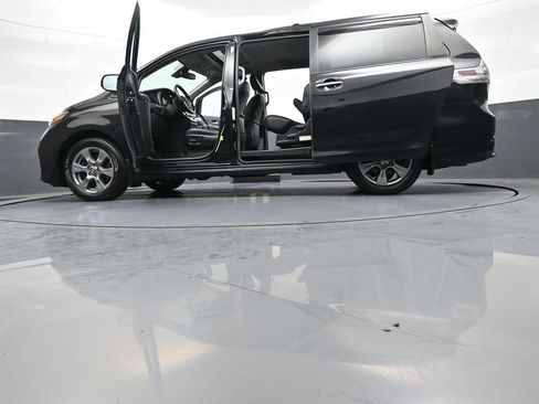 Certified 2019 Toyota Sienna SE w/ SE Preferred Package AWD/4WD image 52