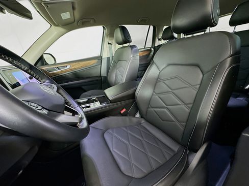 Used 2025 Volkswagen Atlas SE image 13