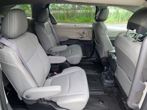 Used 2023 Toyota Sienna XLE FWD image 30