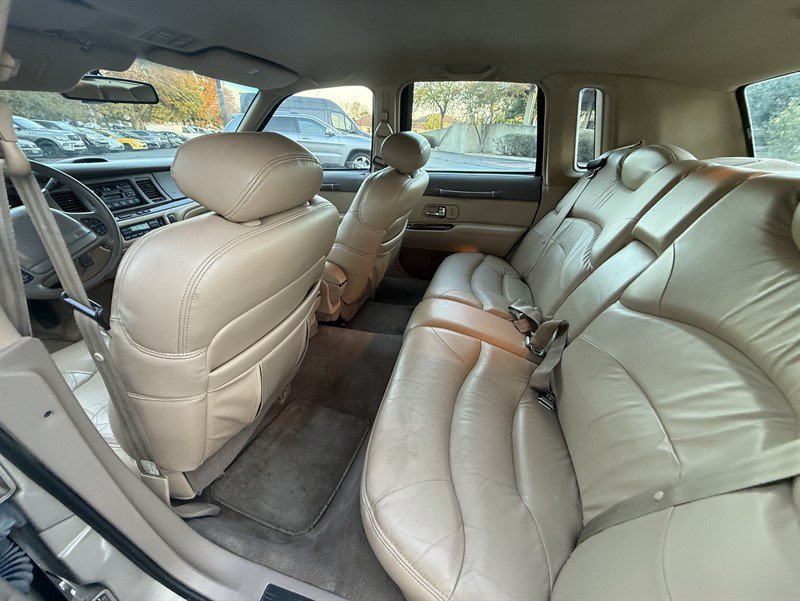 Used 1997 Lincoln Town Car Signature RWD image 16