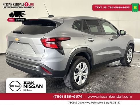 Used 2025 Chevrolet Trax LS image 11