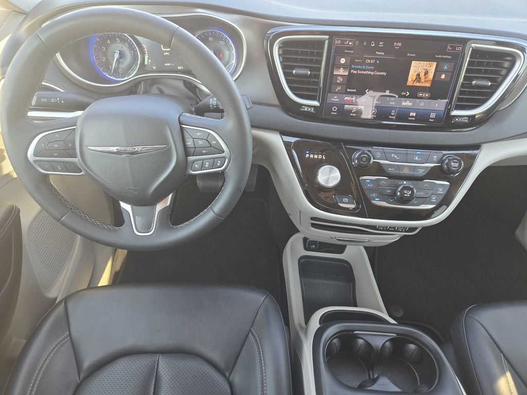 Used 2024 Chrysler Pacifica Touring-L FWD image 27