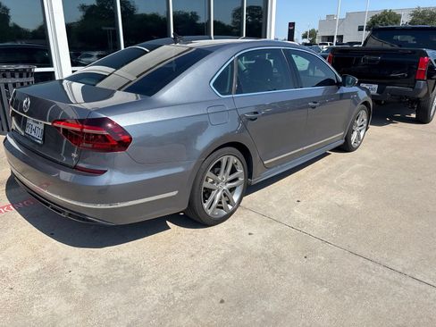 Used 2017 Volkswagen Passat 1.8T R-Line w/ R-Line Lighting Package FWD image 5