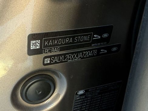 Used 2018 Land Rover Range Rover Velar R-Dynamic SE image 19