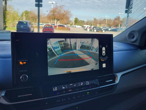 Used 2025 Toyota Sienna XLE image 22